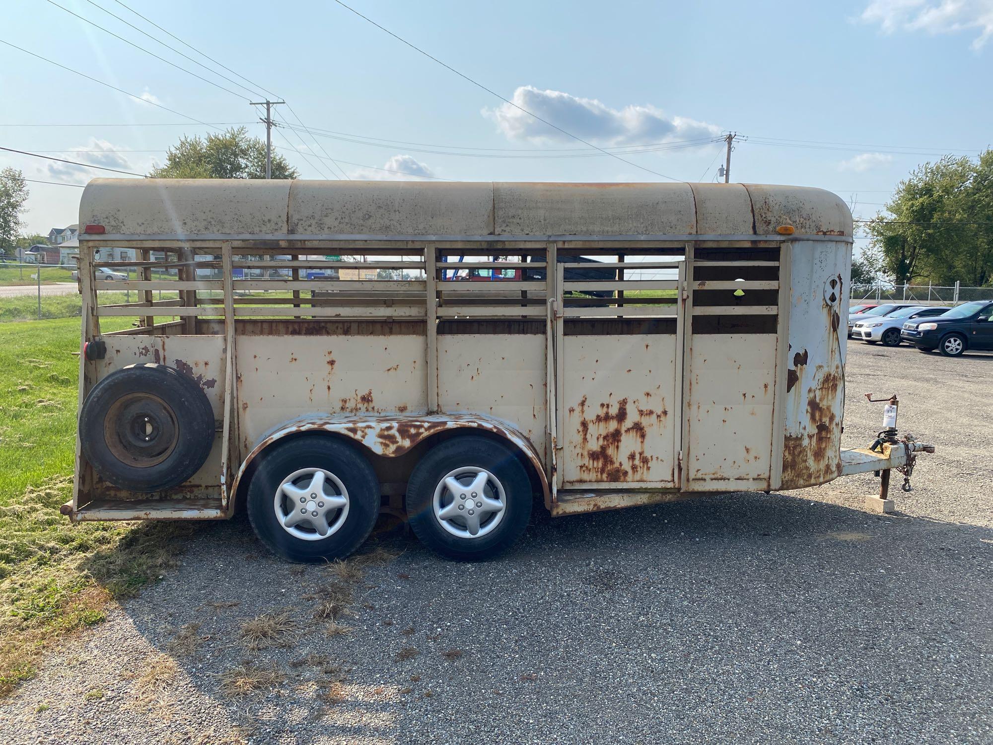 Livestock trailer tandem axle with divider gate