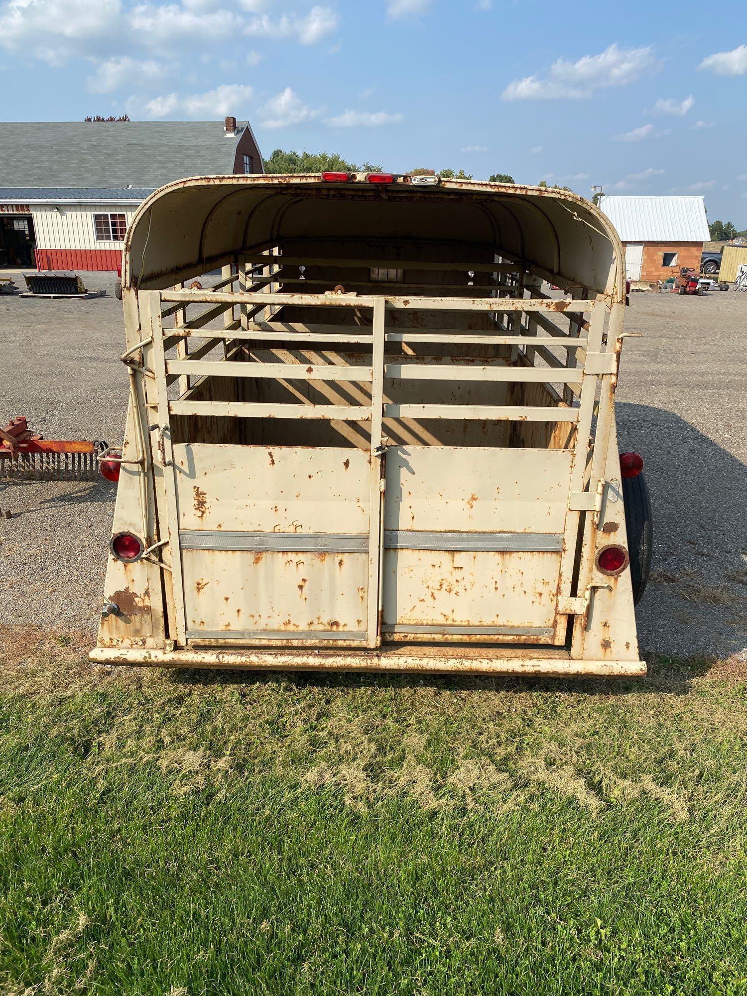 Livestock trailer tandem axle with divider gate