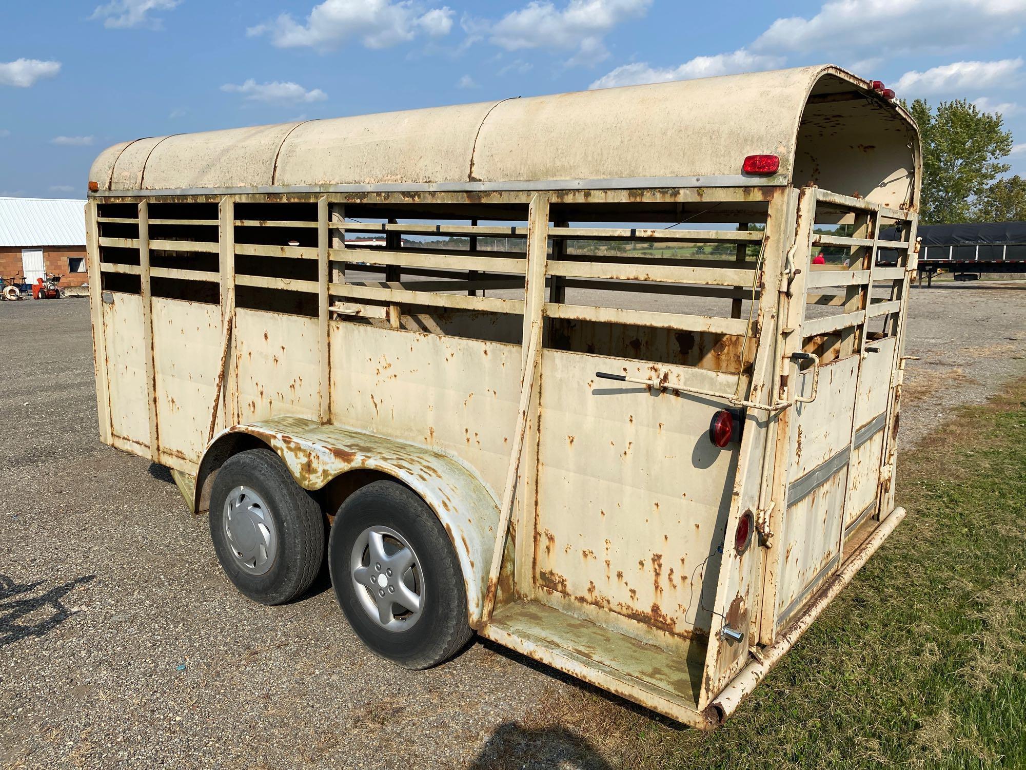 Livestock trailer tandem axle with divider gate