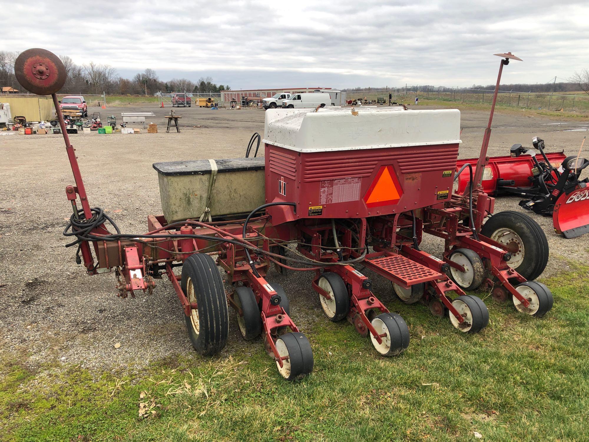 International 800 cyclo air corn planter