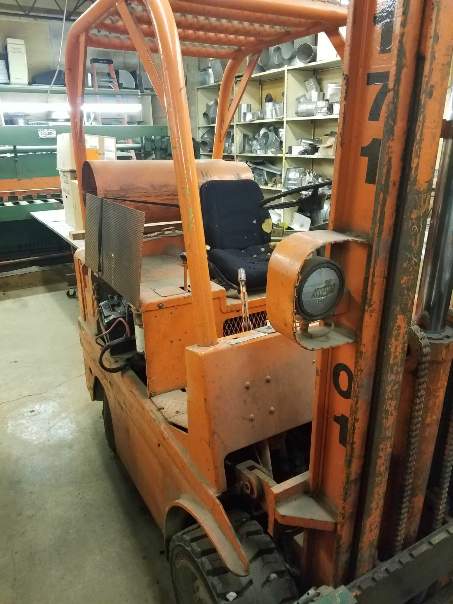 Yale double mast fork lift, propane, shows 689hrs, no capacity plate