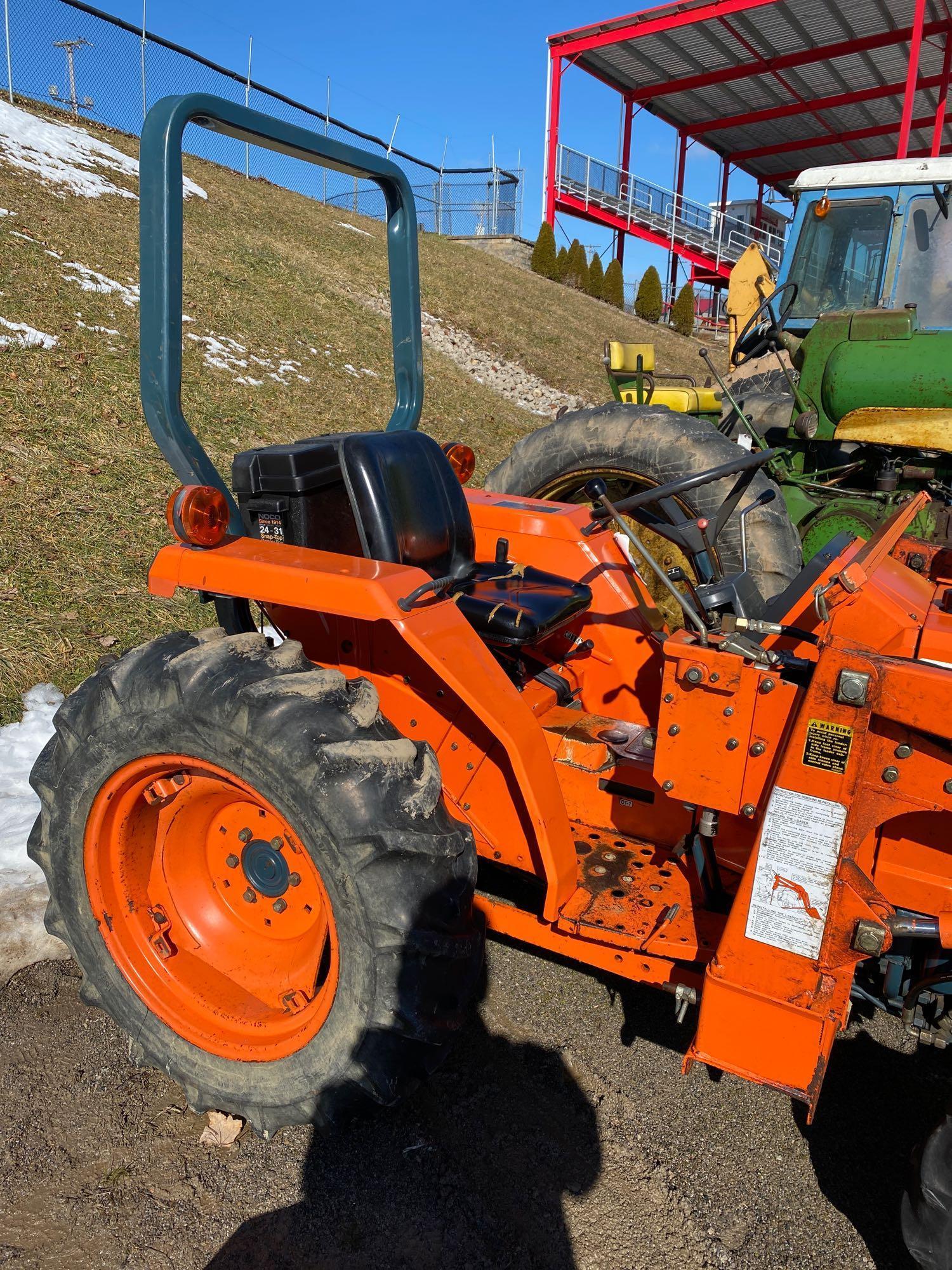 Kubota L2250 diesel 4WD tractor with BF400G loader