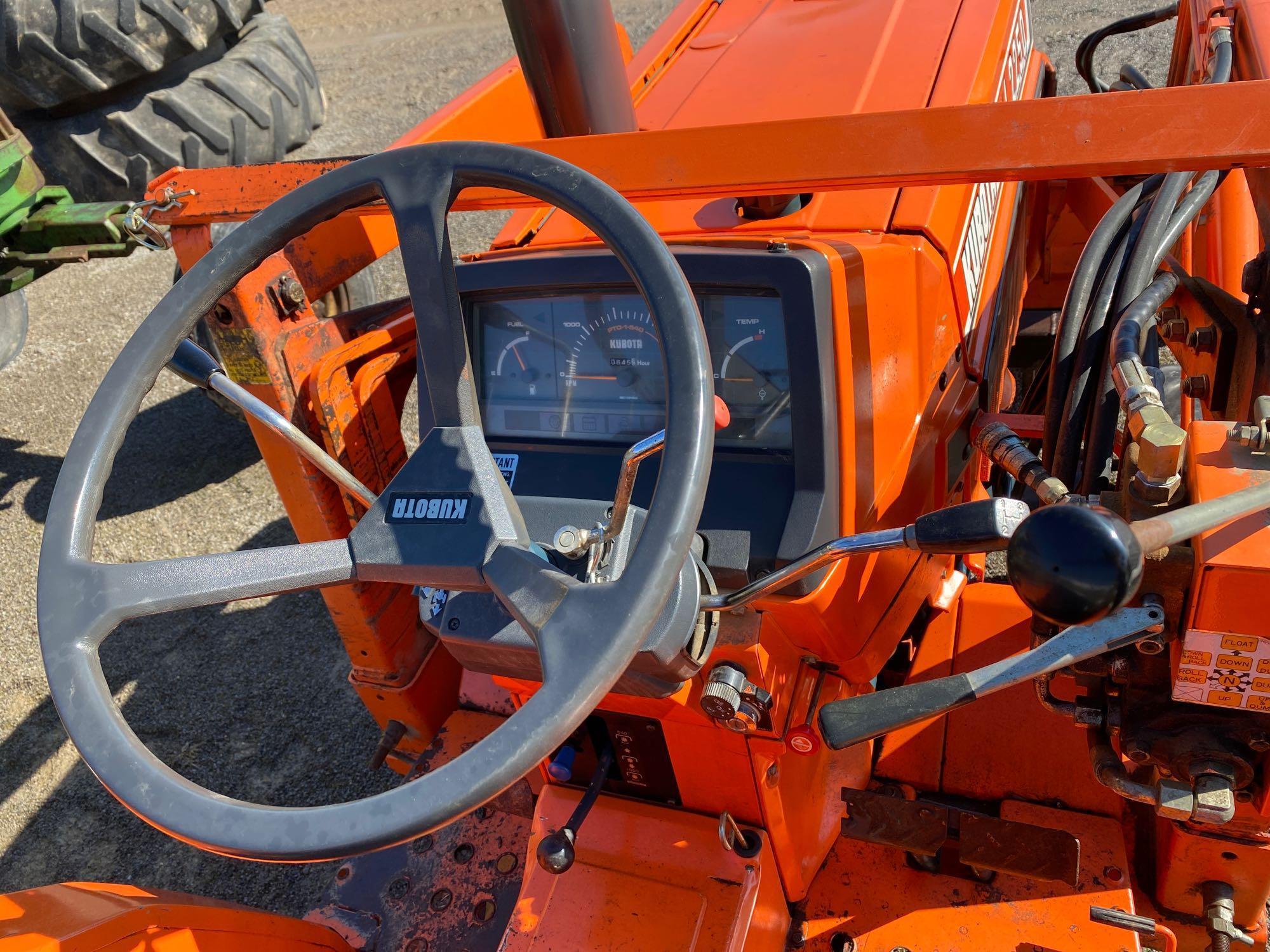 Kubota L2250 diesel 4WD tractor with BF400G loader