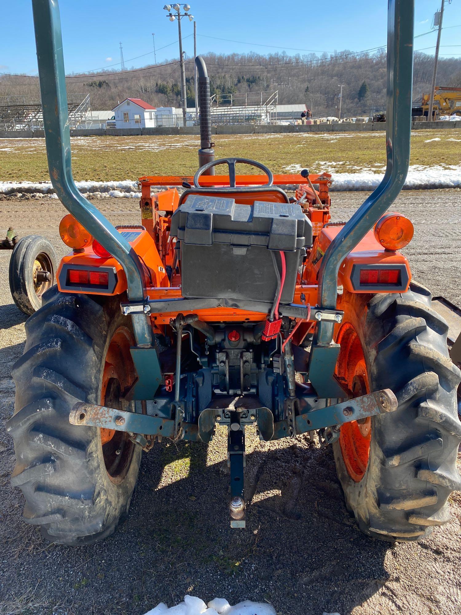 Kubota L2250 diesel 4WD tractor with BF400G loader