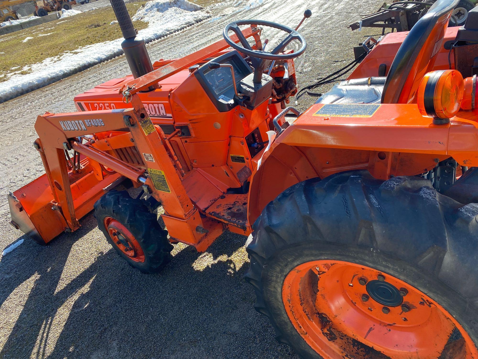 Kubota L2250 diesel 4WD tractor with BF400G loader