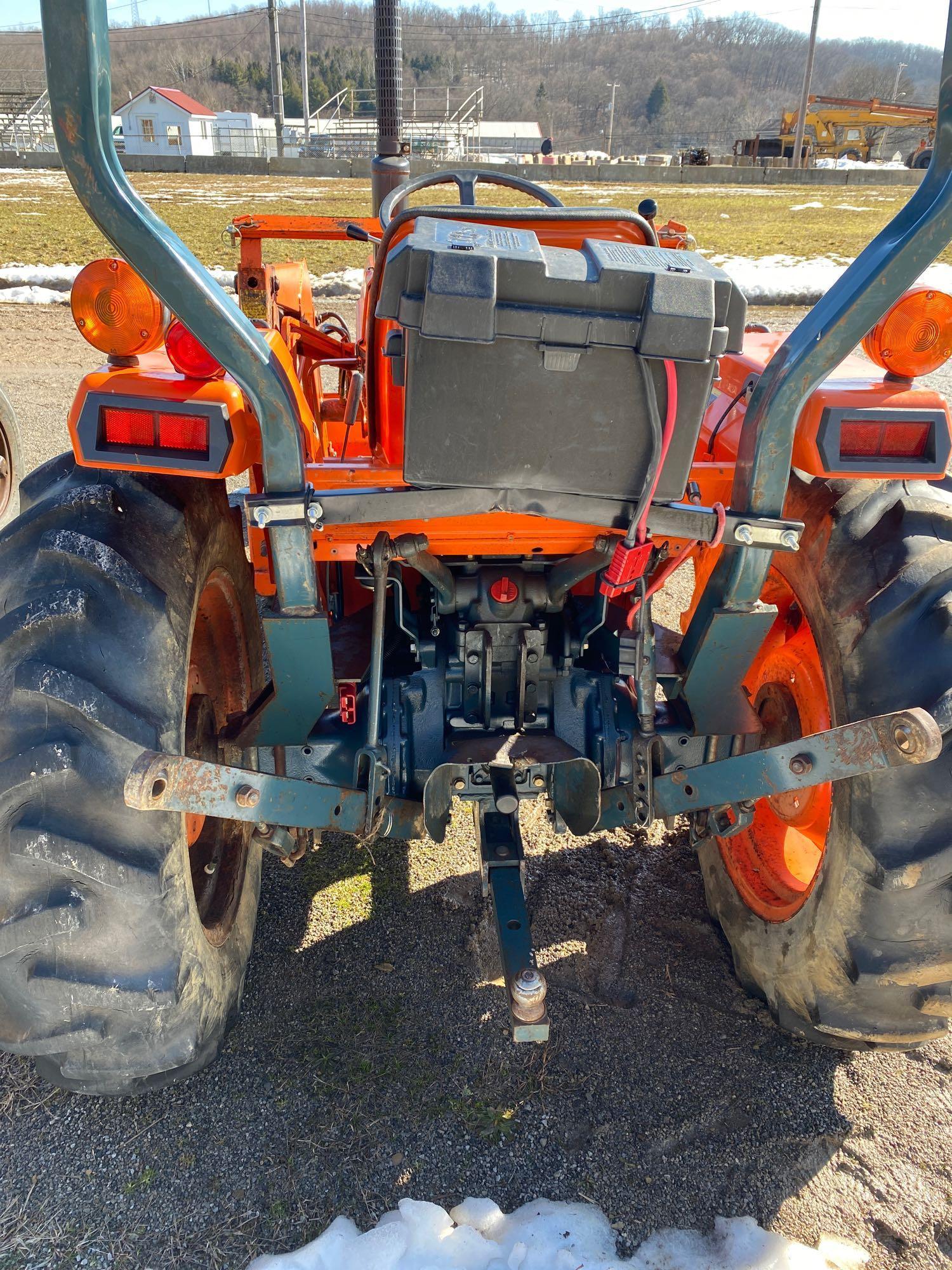 Kubota L2250 diesel 4WD tractor with BF400G loader