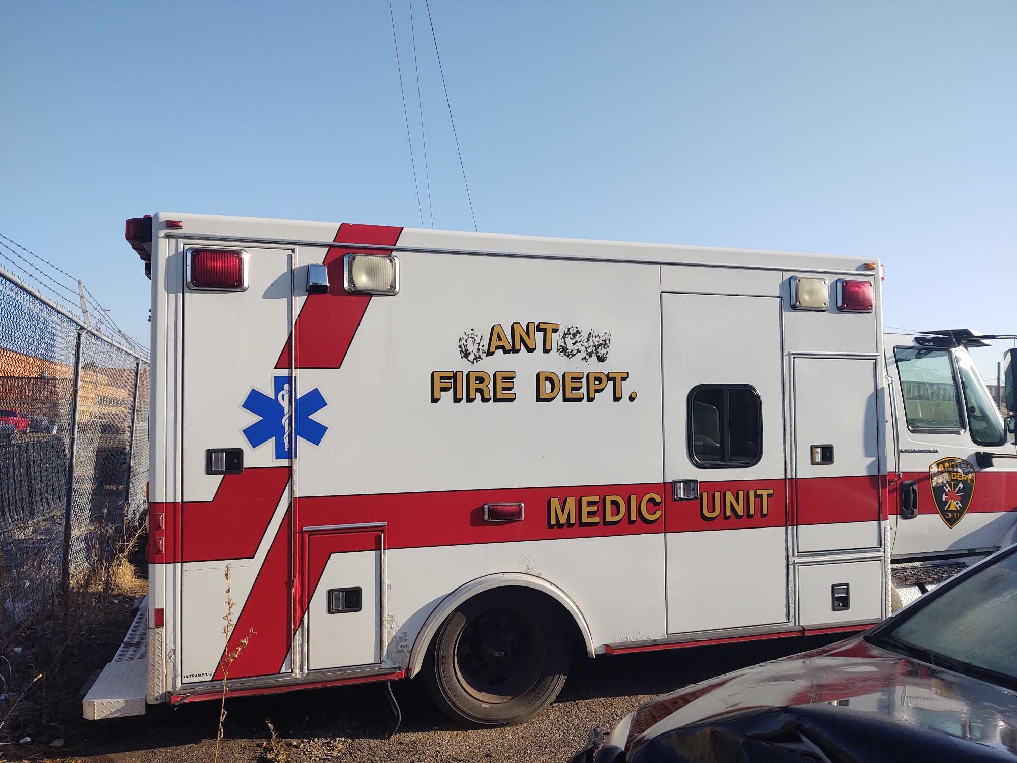 #562. 2006 IH 4300 4x2 Ambulance, Vin #1HTMNAAM06H312553, Key, Title