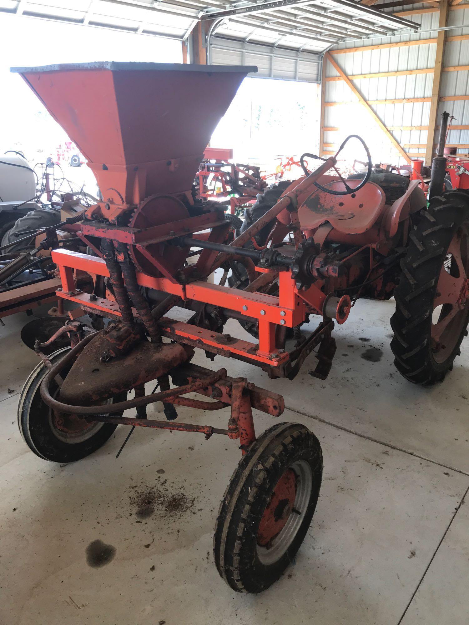 Allis Chalmers "G" Tractor w/ fertilizer side dresser