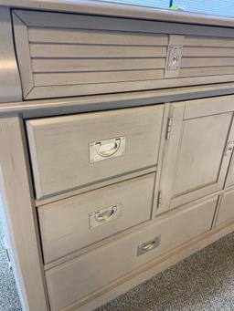 Yuu Yue Grey Dresser