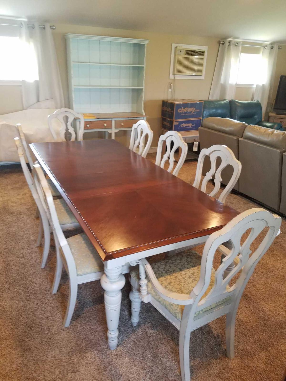 Broyhill dining room table with 8 chairs and 2 leaves