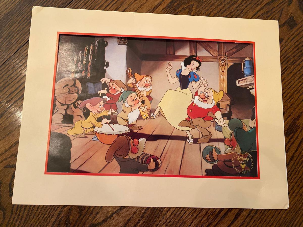 Unframed 1994 Snow White & Dwarfs lithograph, 16 x 12.