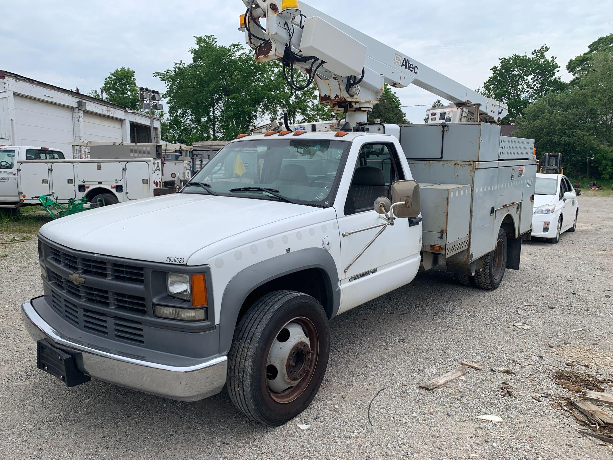 2002 Chevy 3500 w/ Altec 200 30ft Bucket