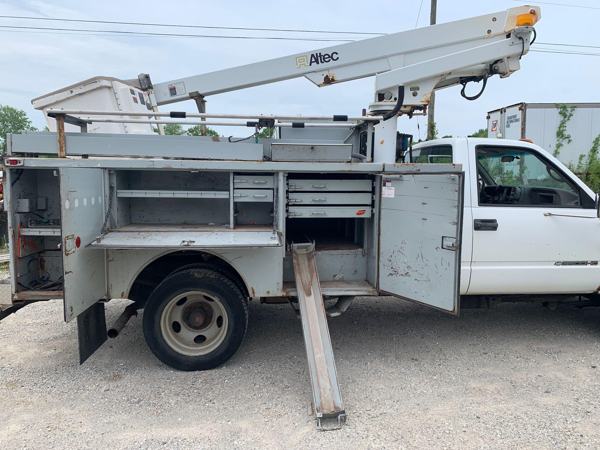 2002 Chevy 3500 w/ Altec 200 30ft Bucket