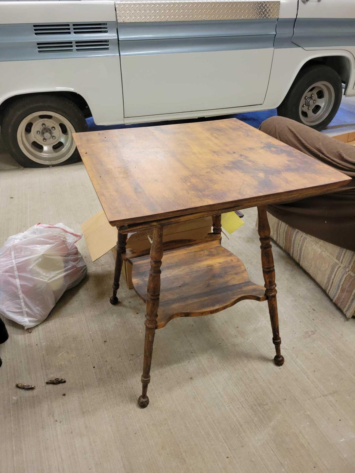 Turned leg lamp table