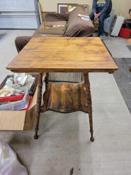 Turned leg lamp table