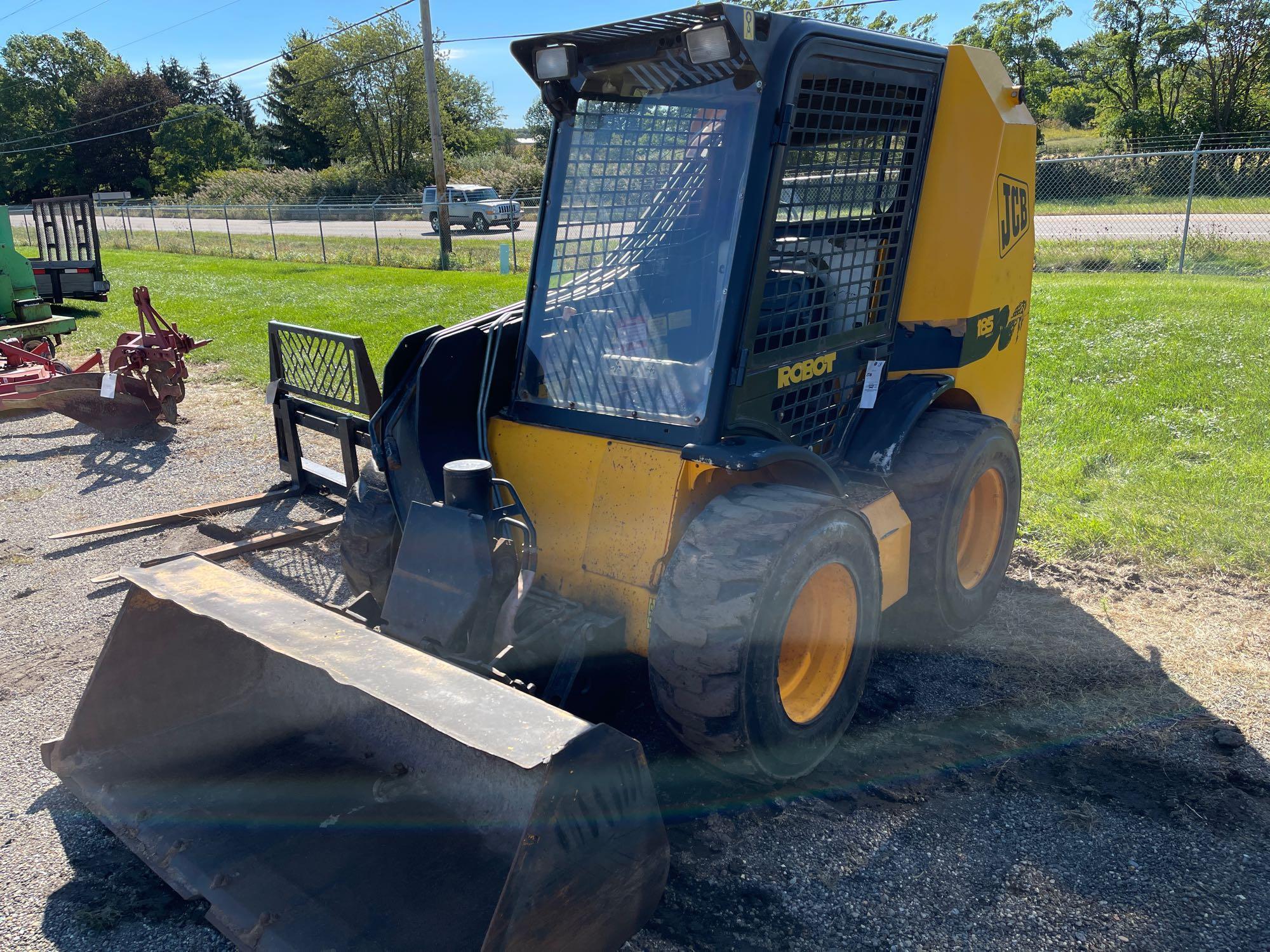 JCB skid loader w material bucket. Remotes. 185 series 3. Shows 1132hrs.