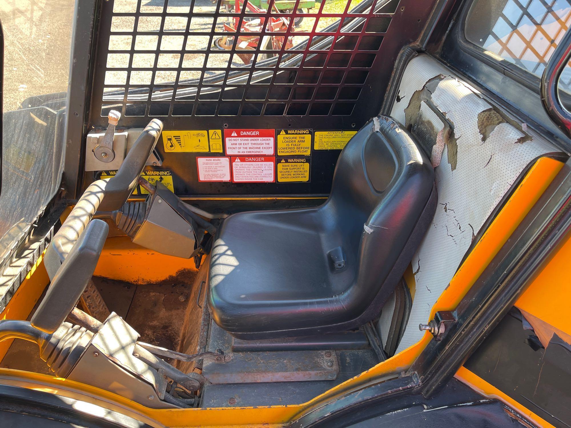 JCB skid loader w material bucket. Remotes. 185 series 3. Shows 1132hrs.