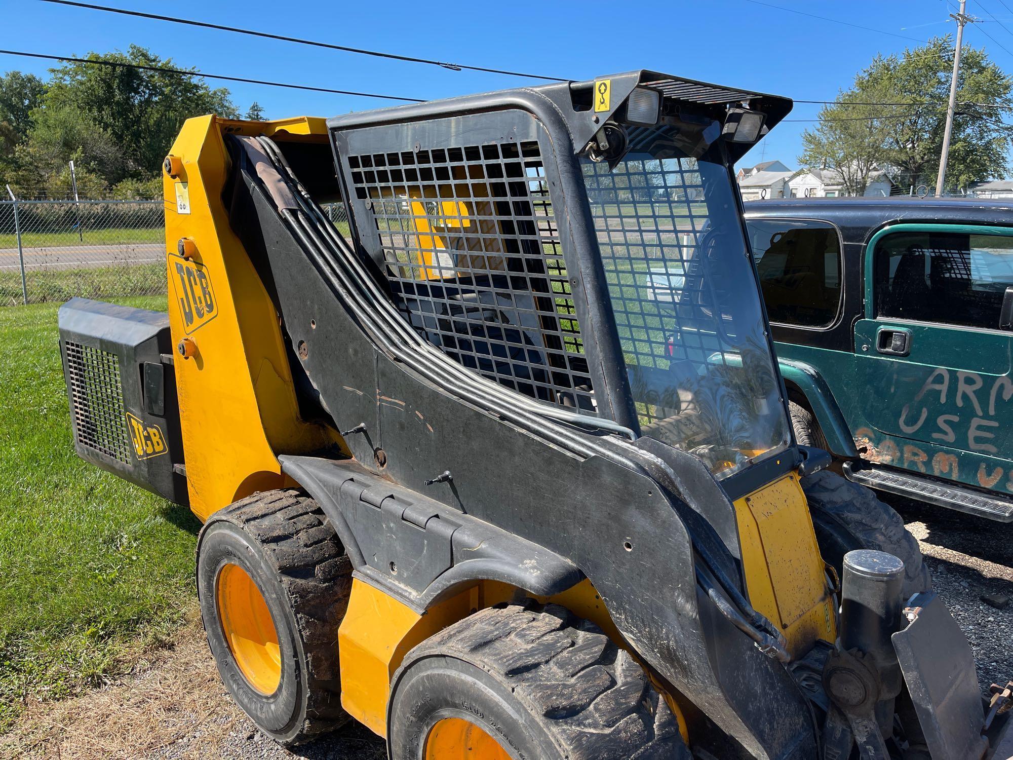 JCB skid loader w material bucket. Remotes. 185 series 3. Shows 1132hrs.