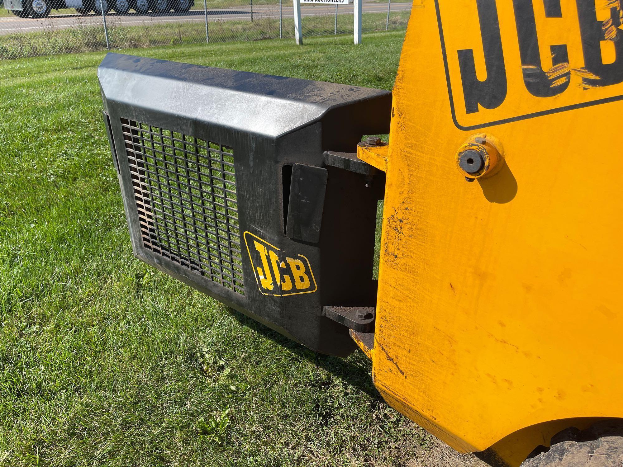 JCB skid loader w material bucket. Remotes. 185 series 3. Shows 1132hrs.