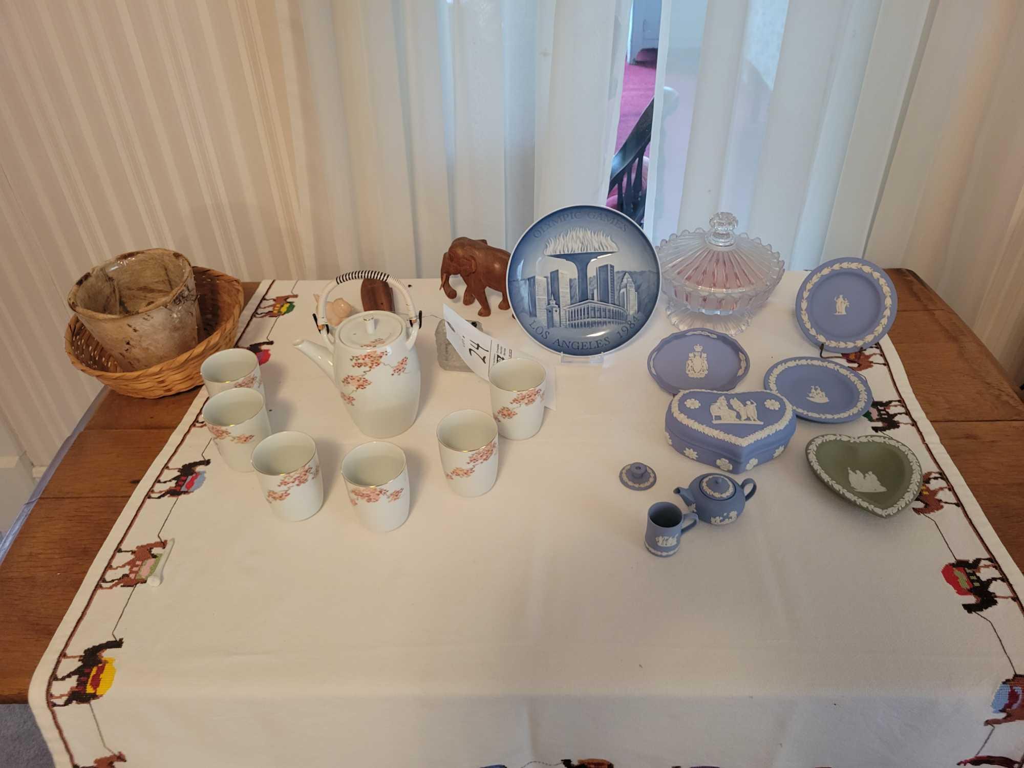 Oriental tea set, wedgewood plates, miniature teapot, covered piece, animal figures, glassware