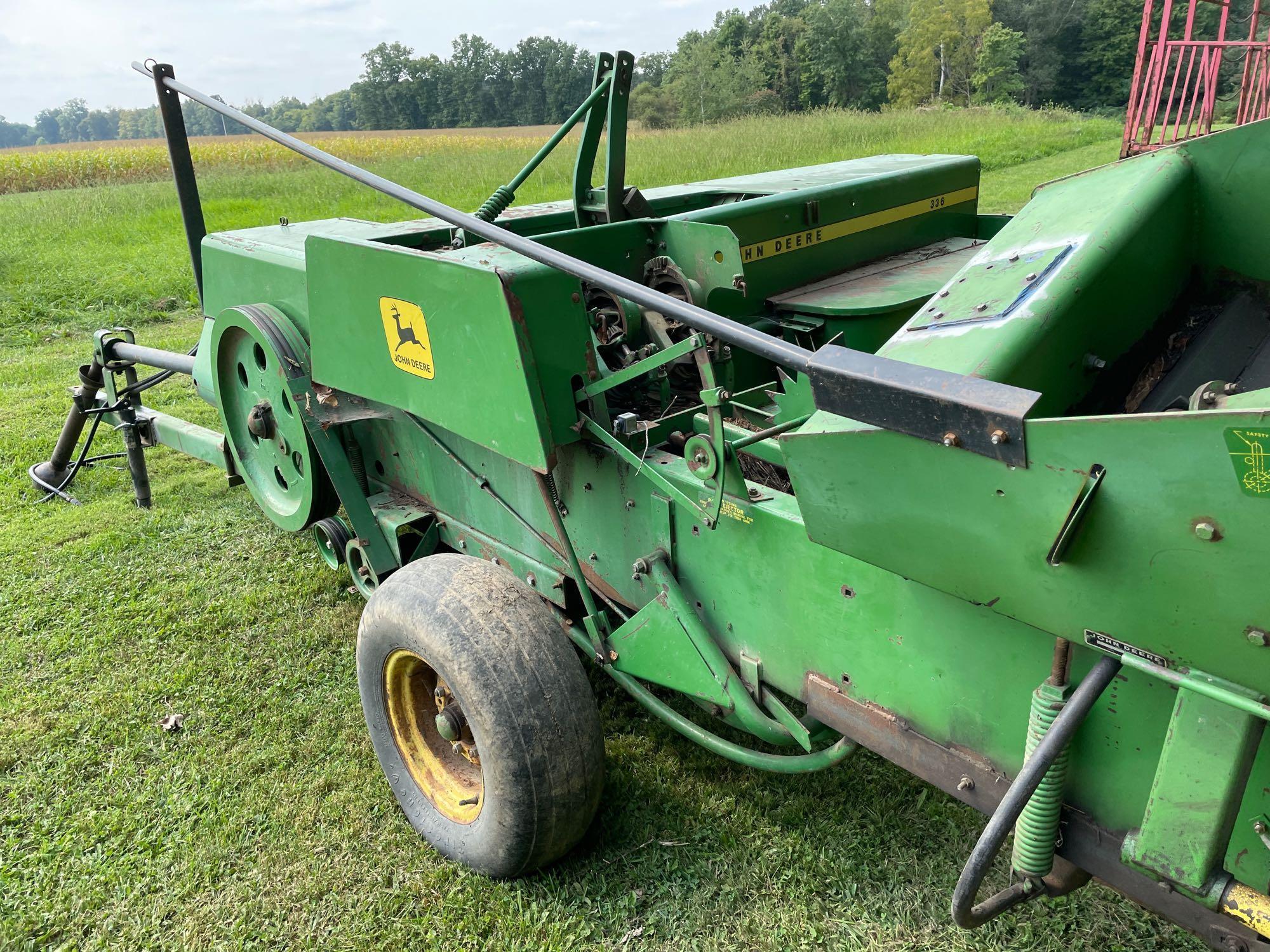 John Deere 336 small sq baler w/pan kicker