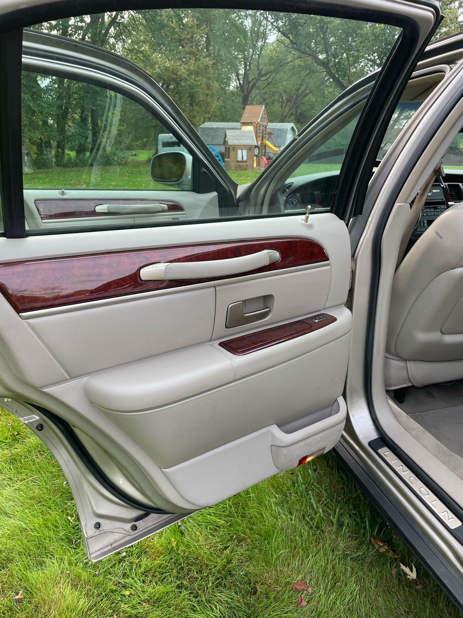 2003 Lincoln Town Car Signature, Clean, only 83k