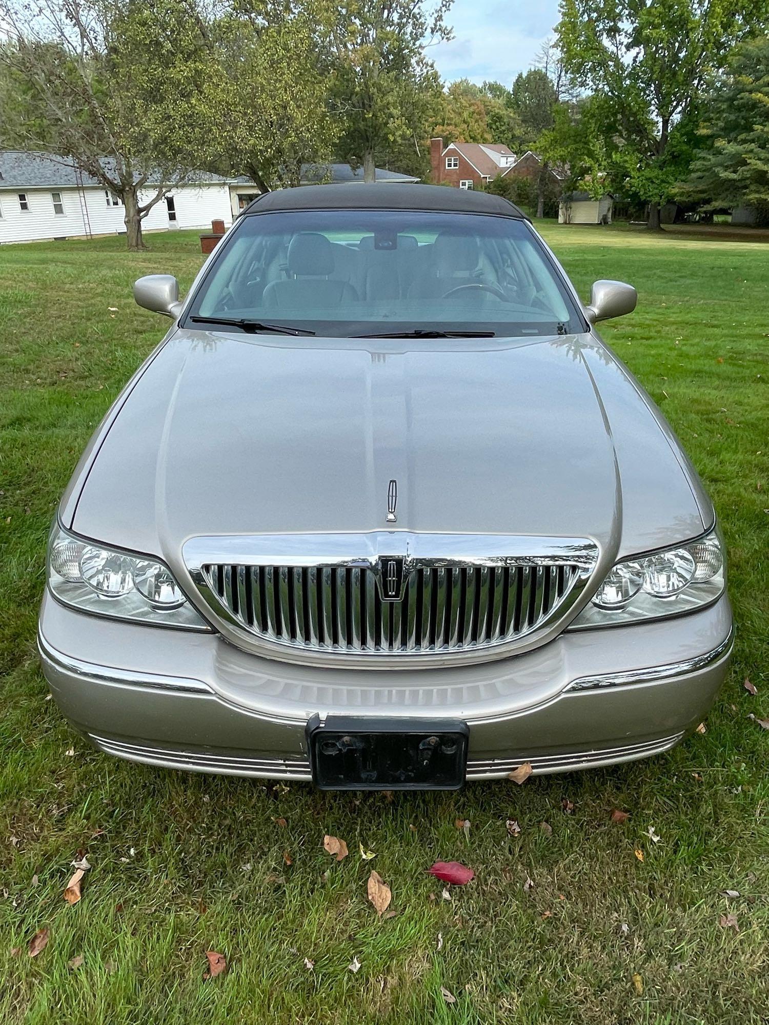 2003 Lincoln Town Car Signature, Clean, only 83k