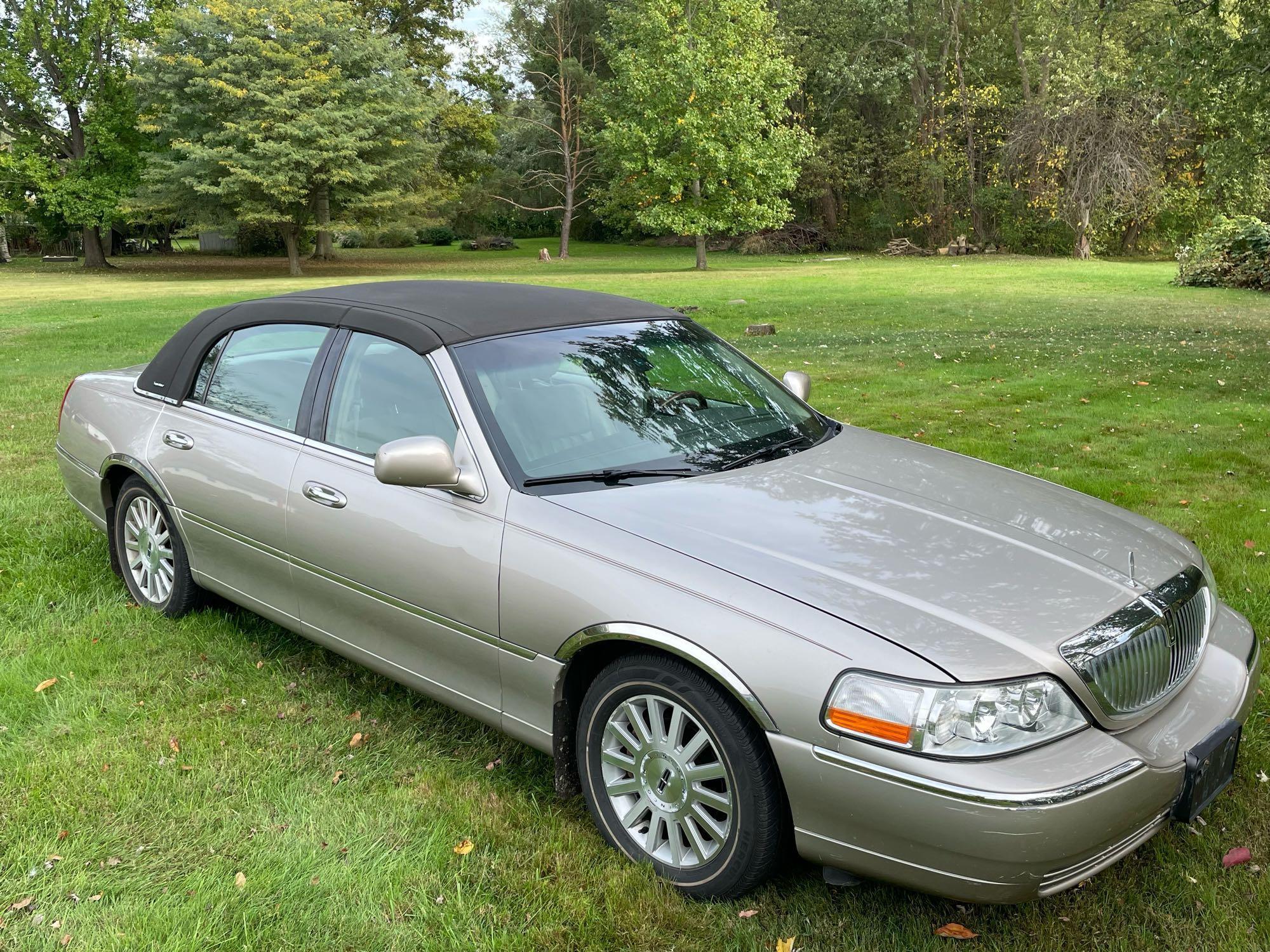 2003 Lincoln Town Car Signature, Clean, only 83k