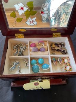 Sm jewelry box with brooches and earrings