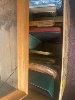 lot of antique vintage and other picture frames