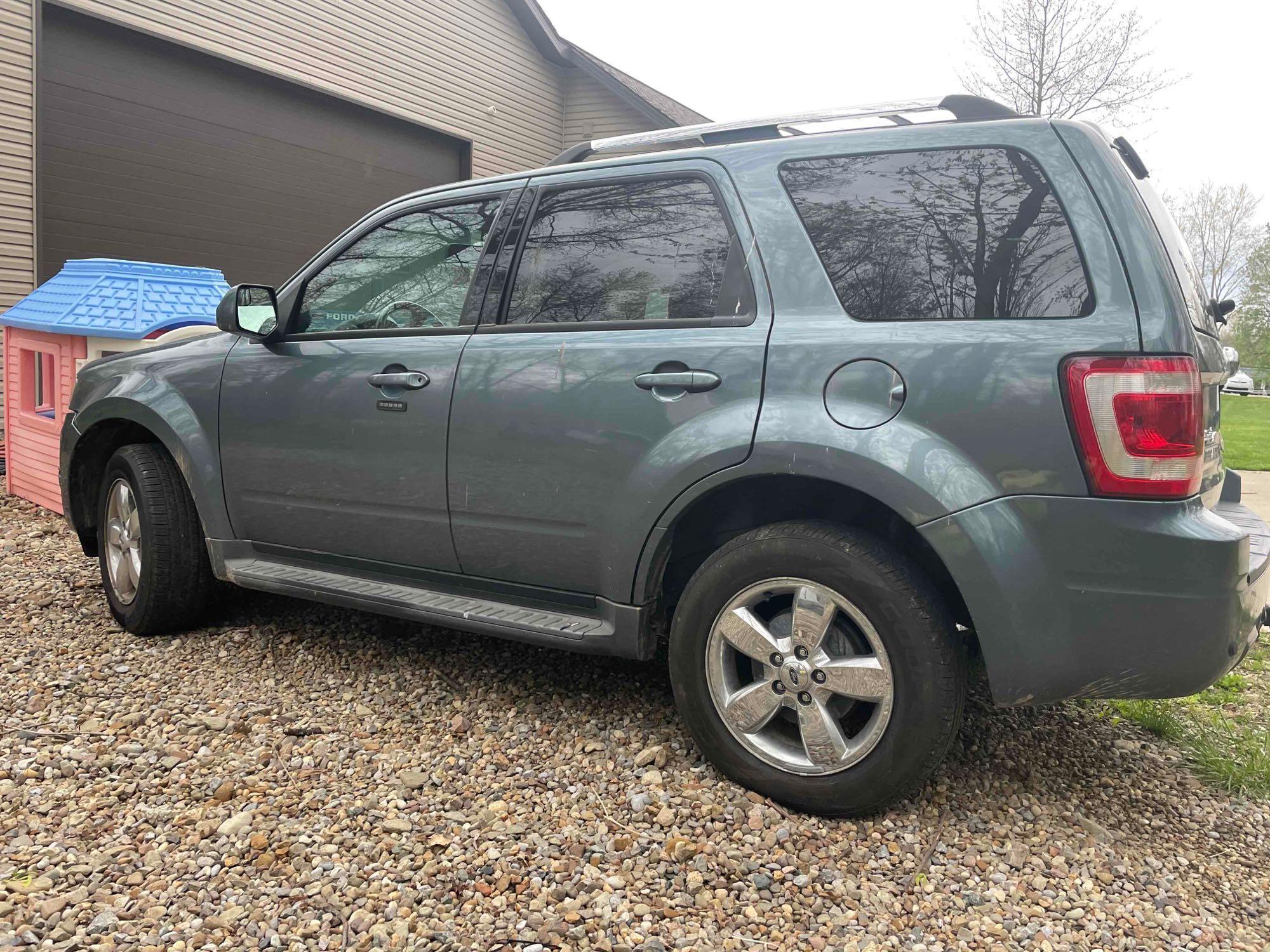 2010 Ford Escape, starts, runs good, drives nice.