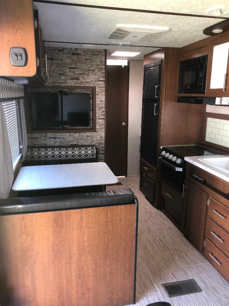 2020 Primetime Avenger 26' Pull-behind Camper