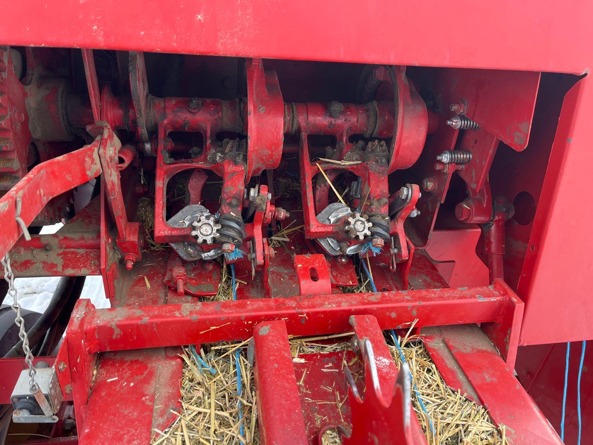 New Holland, 570 SQUARE BALER with BELT THROWER