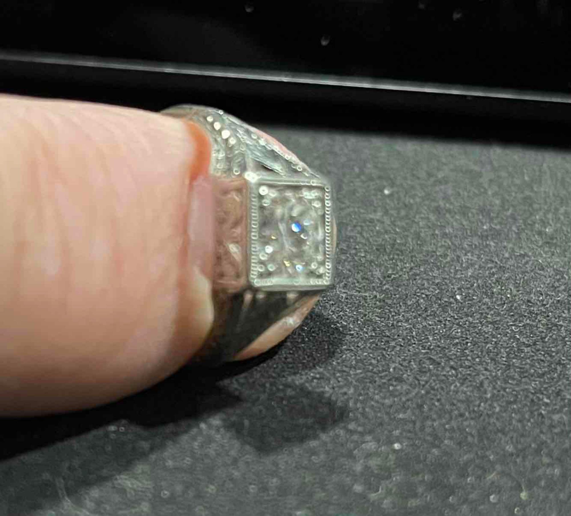 Approx (.62 Ct) (VS2) (SI)(G-H) (1.9) Platinum ring