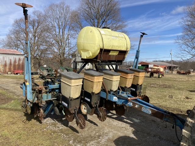 KINZE MODEL 2000 LIQUID SPLITTER PLANTER 6/30 OR 11/15 ROWS CORN OR BEANS