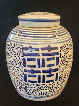 Vintage Chinese blue & white porcelain ginger jar