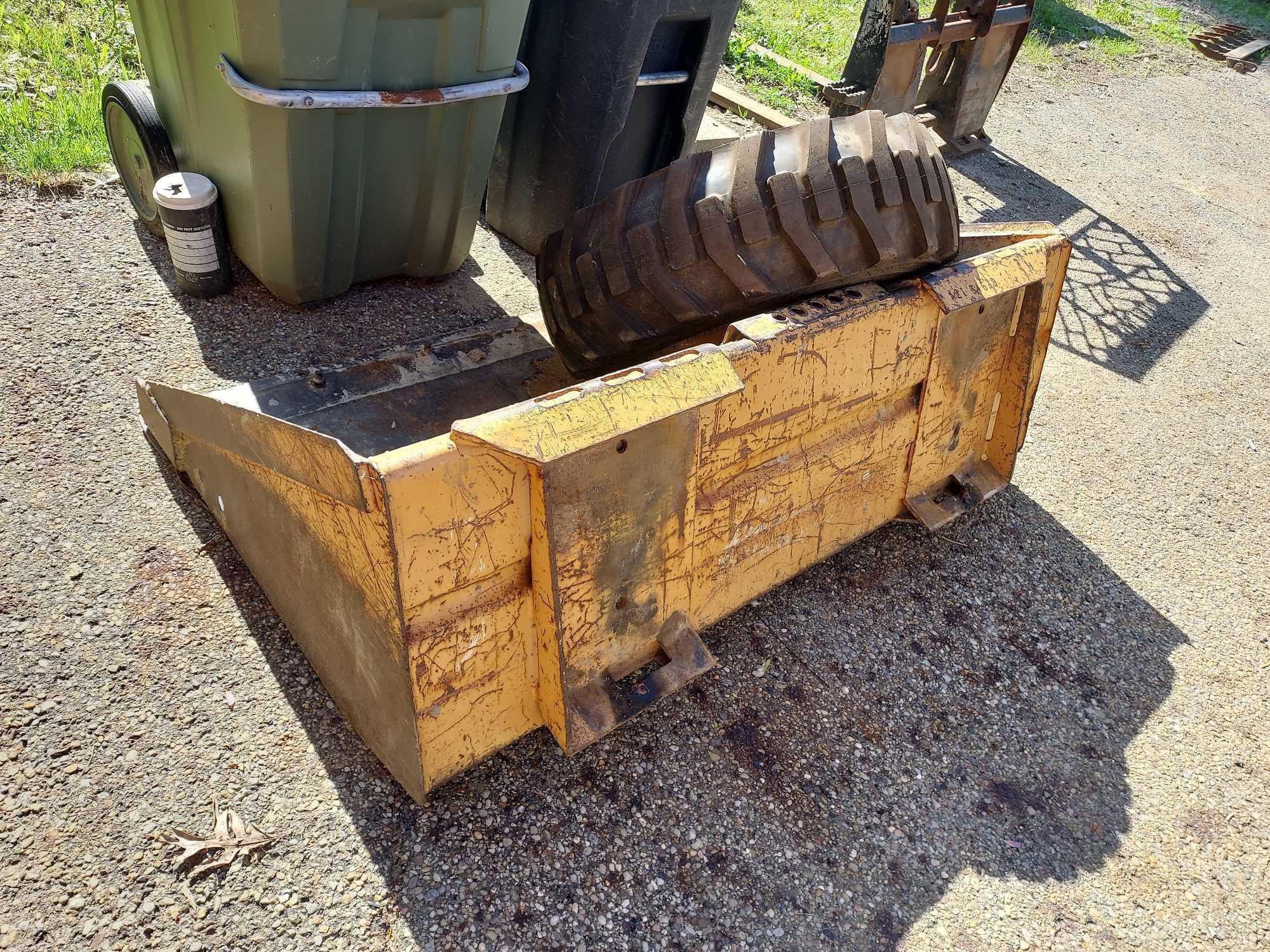 Case Model 40XT Skid Loader w/ Bucket & Extra Tire