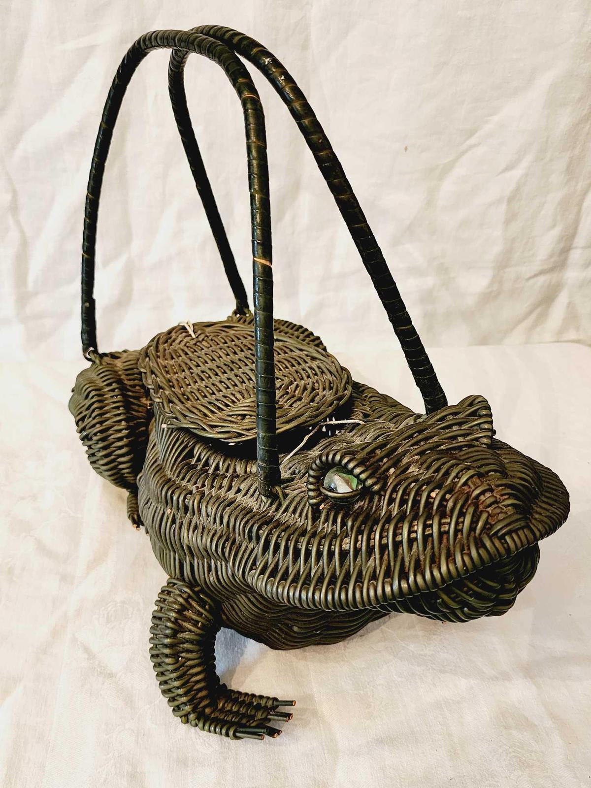 Vintage 1950s woven wicker frog purse