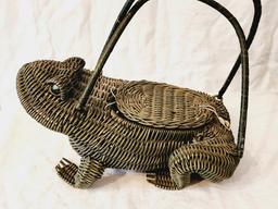 Vintage 1950s woven wicker frog purse