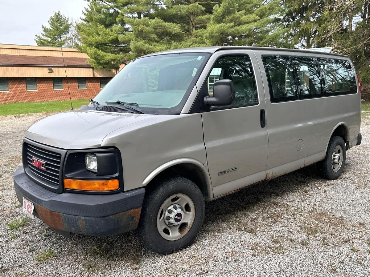 2005 GMC 2500 Savana Van - running