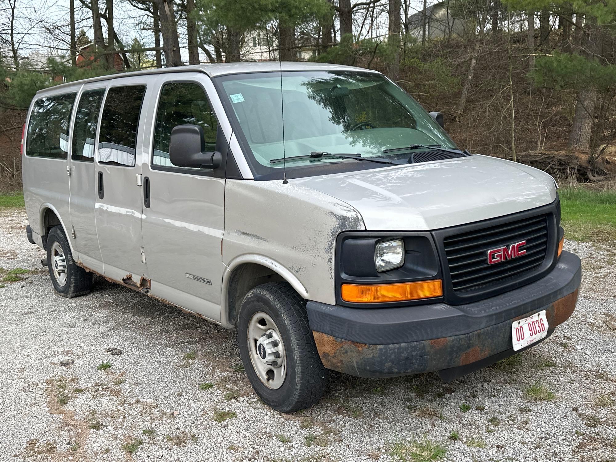 2005 GMC 2500 Savana Van - running