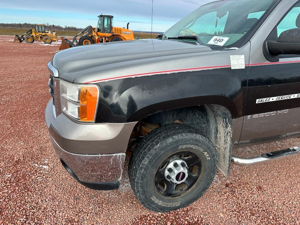 (TITLE) 2007 GMC 2500 HD pick up truck, 2x4, reg cab, long box, 6.0L gas engine, auto trans, tool