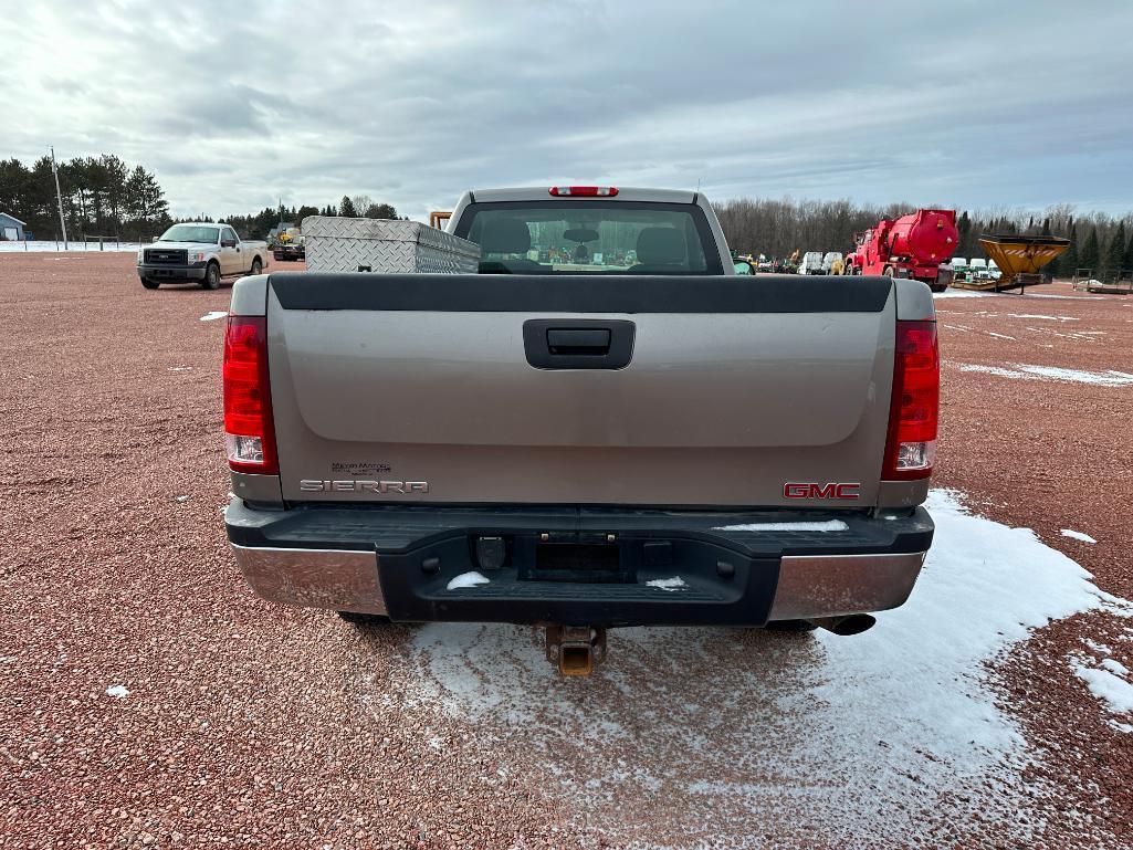 (TITLE) 2007 GMC 2500 HD pick up truck, 2x4, reg cab, long box, 6.0L gas engine, auto trans, tool