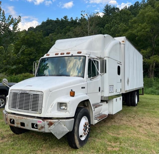 2002 Freightliner CAT Super Sleeper S/A Box Truck