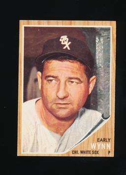 1962 Topps Baseball Card #385 Hall of Famer Early Wynn Chicago White Sox