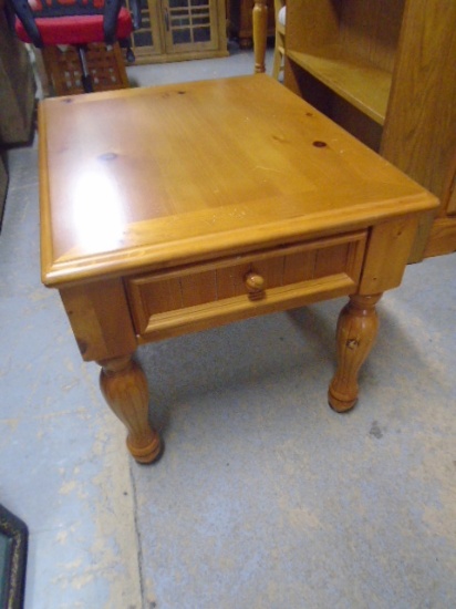 Beautiful Broyhill Solid Wood End Table w/ Drawer