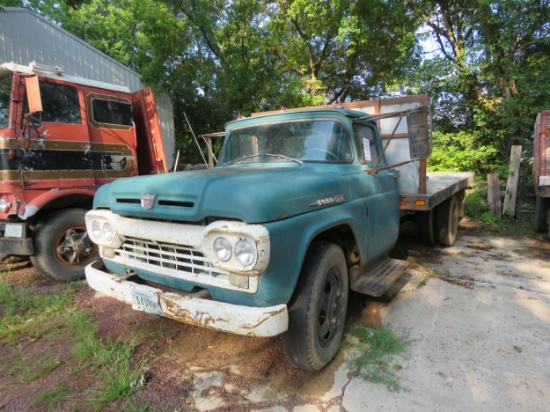 Ford F600 Truck with Flatbed