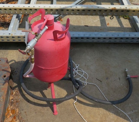 Central Pneumatic sand blast pot and hose (no nozzle)