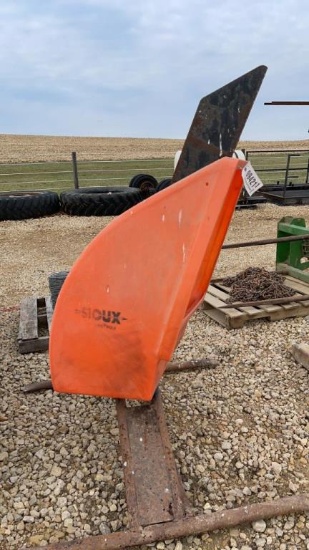 SIOUX DURA-LIFE POLY MINERAL FEEDER ON STAND