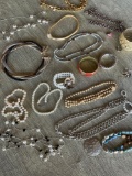 Assorted costume jewelry. 20 pieces